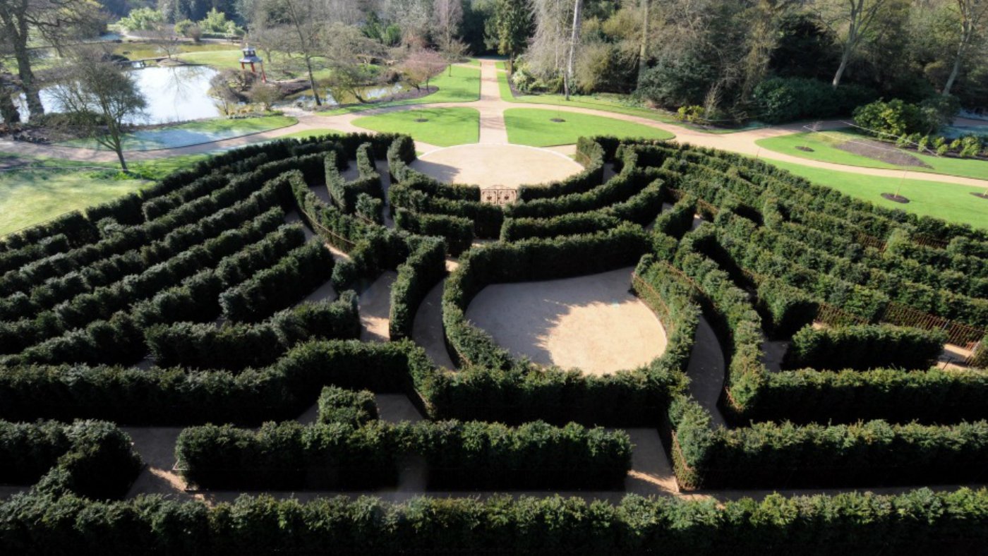Cliveden house maze