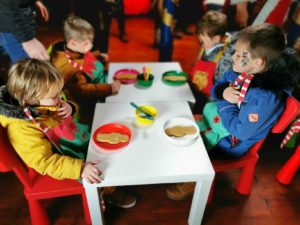 Decorating gingerbread men 